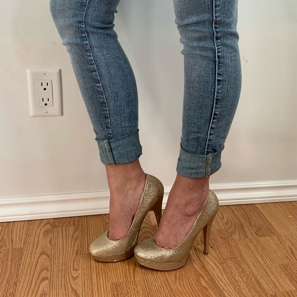 👠 Gold sparkle pump